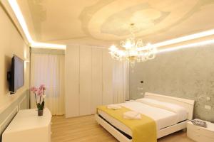 A bed or beds in a room at CA' XXII MARZO BOUTIQUE