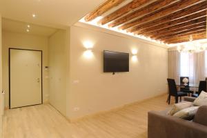 A television and/or entertainment centre at CA' XXII MARZO BOUTIQUE