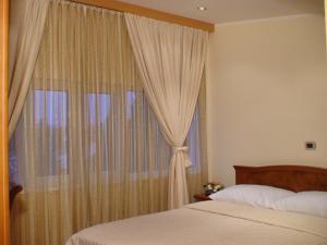 Mali Hotel BaMBiS客房内的一张或多张床位
