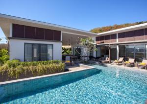 een huis met een zwembad voor een huis bij CASABAY Luxury Pool Villas by STAY in Rawai Beach