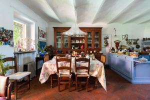 comedor con mesa y cocina en Villa il Rossignolo, en Grassina