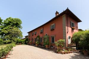 budynek z doniczkami na boku w obiekcie Villa il Rossignolo w mieście Grassina
