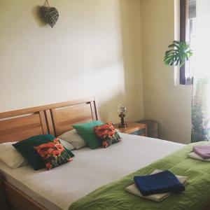 1 dormitorio con 1 cama con 2 almohadas en Planinski dom na Kalu, en Dol pri Hrastniku