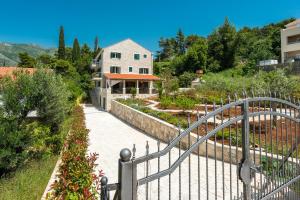 ein Tor zum Garten mit einem Haus in der Unterkunft Villa Nespola in Cavtat