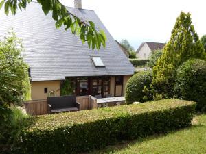 una casa con un banco en el patio en Gite Des Vignes, en Verdigny