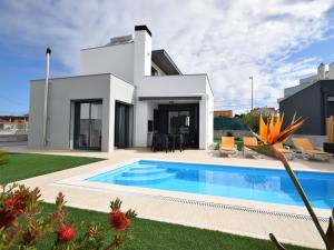 フォス・ド・アレーリョにあるLavish Villa in Foz do Arelho with Private Poolのヴィラ(家の前にスイミングプール付)