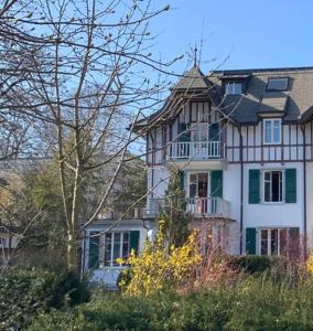 ein großes weißes Haus auf einem Feld in der Unterkunft Habsburg B&B in Bern