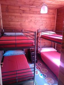een kamer met 3 stapelbedden in een hut bij Casa de madera in A Coruña