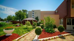 a garden in front of a building at Vila Argentinia (Aria Betul) in Saturn