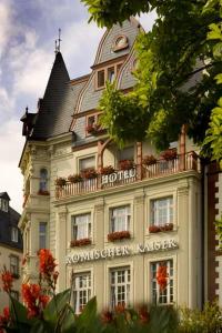 un gran edificio blanco con techo en Hotel Römischer Kaiser, en Trier