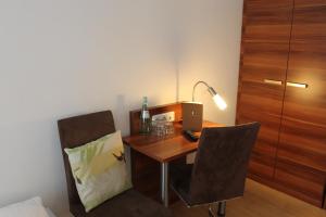 a wooden desk with a lamp on top of it at Hotel am Viktualienmarkt in Munich
