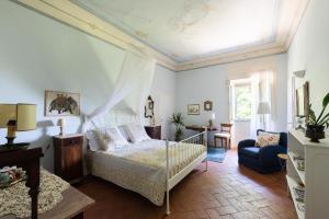 sypialnia z łóżkiem, kanapą i krzesłem w obiekcie Villa il Rossignolo w mieście Grassina +37 zdjęć