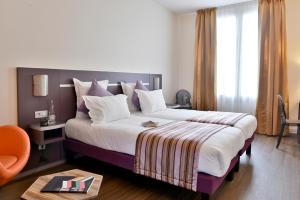 Postel nebo postele na pokoji v ubytování Hôtel Arles Plaza