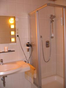 Een badkamer bij Hotel-Barbarossa-Garni bei Hanau