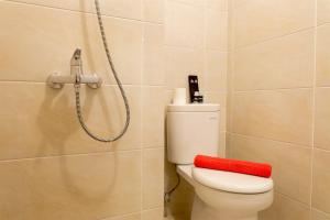 Koupelna v ubytování Comfy Studio Mustika Golf Apartment By Travelio + 8 fotografií