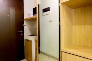 Kuchyň nebo kuchyňský kout v ubytování Comfy Studio Mustika Golf Apartment By Travelio