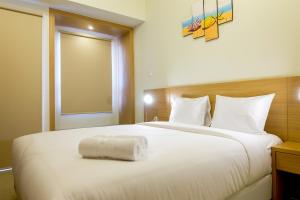 Postel nebo postele na pokoji v ubytování Comfy Studio Mustika Golf Apartment By Travelio