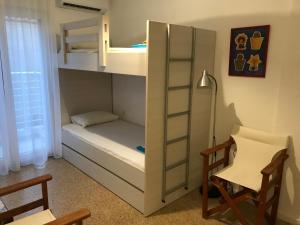 アギア・トリアダにあるTrinity Apartmentsの小さな客室で、二段ベッド1組、椅子が備わります。
