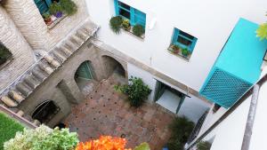 een uitzicht op een gebouw met planten in ramen bij Riad Puertas del Albaicín in Granada