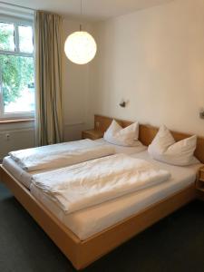 מיטה או מיטות בחדר ב-Ferienwohnung am Blauen See