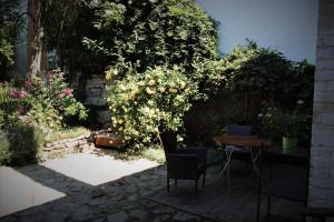 - un jardin avec une table, des chaises et des fleurs dans l'établissement Heidschnuckenhof, à Niedermeiser