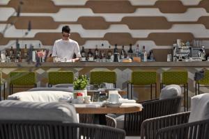 Myconian Naia - Preferred Hotels & Resorts italokat is kínál