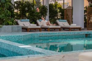 Bazén v ubytování Leonardo Plaza Cypria Maris Beach Hotel & Spa nebo v jeho okolí