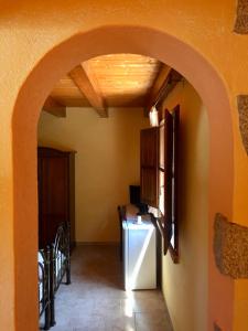 an archway in a kitchen with a white refrigerator at I Carrubi in San Priamo