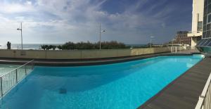 Photo de la galerie de l'établissement Studio et piscine sur la grande plage, à Biarritz