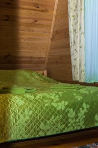 Кровать или кровати в номере Berendeevo Tsarstvo