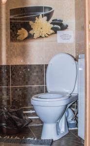 a bathroom with a white toilet in a room at Berendeevo Tsarstvo in Valday