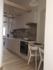Kuchnia lub aneks kuchenny w obiekcie Apartmán nad Imperiálem