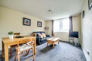 a living room with a desk and a couch at Charming 1 Bed Apartment with Castle View in Edinburgh