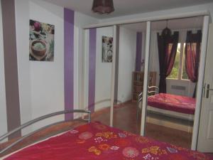 une chambre avec un lit et un miroir dans l'établissement Villa Climatisée de 2à 10 personnes Piscine privée 3km MER, à Hyères