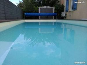 une piscine avec de l'eau bleue dans une maison dans l'établissement Villa Climatisée de 2à 10 personnes Piscine privée 3km MER, à Hyères 18 autres photos