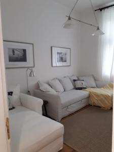 sala de estar con sofá blanco y cama en La Dolce Vita, luxury in the absolute center, en Burgas