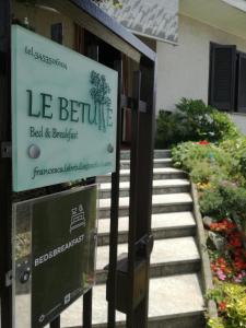 カルダーノ・アル・カンポにあるB&B レ べトゥレのサイン それは le beine ベッド&ブレックファーストを読み取ります