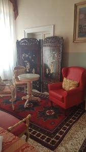 A seating area at Friendly Venice Suites