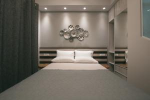 1 dormitorio con 1 cama grande en una habitación en Kavaki Studios en Mykonos