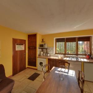 eine Küche mit einem Holztisch im Zimmer in der Unterkunft Les Gîtes du Lac - Appartements in Montauroux