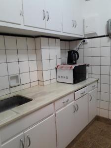 una cocina con fregadero y microondas en una encimera en Edificio Valle en Mar del Plata