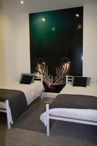 2 Betten nebeneinander in einem Zimmer in der Unterkunft Turismo do Seculo in Estoril