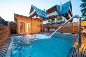 Bazén v ubytování Apart4You Apartament DREAM WOOD nebo v jeho okolí