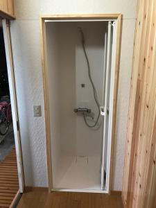 仙北角馆优雅旅馆的带玻璃门的房间内的淋浴间 更多37张照片