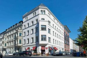 a white building on the corner of a street at Joachim 8 Maisonette Apartment in Berlin