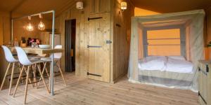 Giường trong phòng chung tại Lodge Holidays - Glamping San Marino +32 ảnh