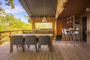 a kitchen and dining area of a tiny house at Lodge Holidays - Glamping San Marino in San Marino