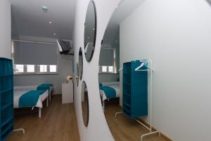 une salle d'hôpital avec deux lits et des armoires bleues dans l'établissement Turismo do Seculo, à Estoril