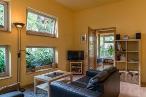 ein Wohnzimmer mit einer Couch und einem Tisch in der Unterkunft Wohnen im Zentrum in Potsdam