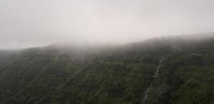 uma vista aérea de uma montanha no nevoeiro em Strawberry Country em Mahabaleshwar